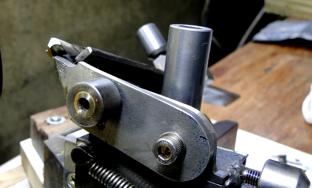 sistema de ajuste da aresta principal de corte na afiação de brocas helicoidais